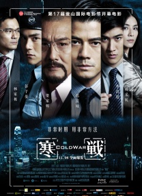 两人均戴着墨镜现身，身边还有一群保镖护驾，被路人认出后亲切打招呼。